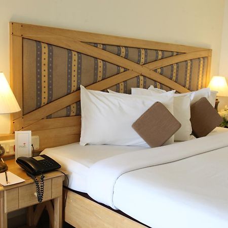 Lotus 8 Hotel 니둠바서리 외부 사진