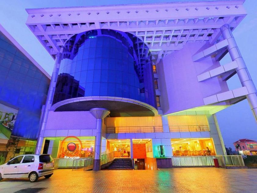 Lotus 8 Hotel 니둠바서리 외부 사진