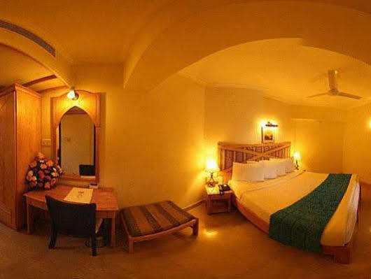 Lotus 8 Hotel 니둠바서리 외부 사진