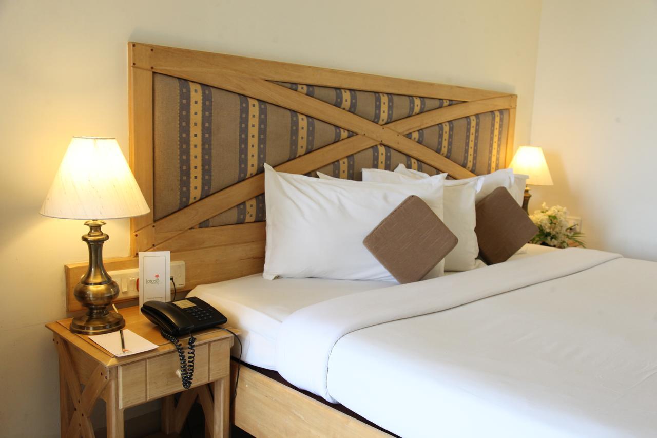 Lotus 8 Hotel 니둠바서리 외부 사진