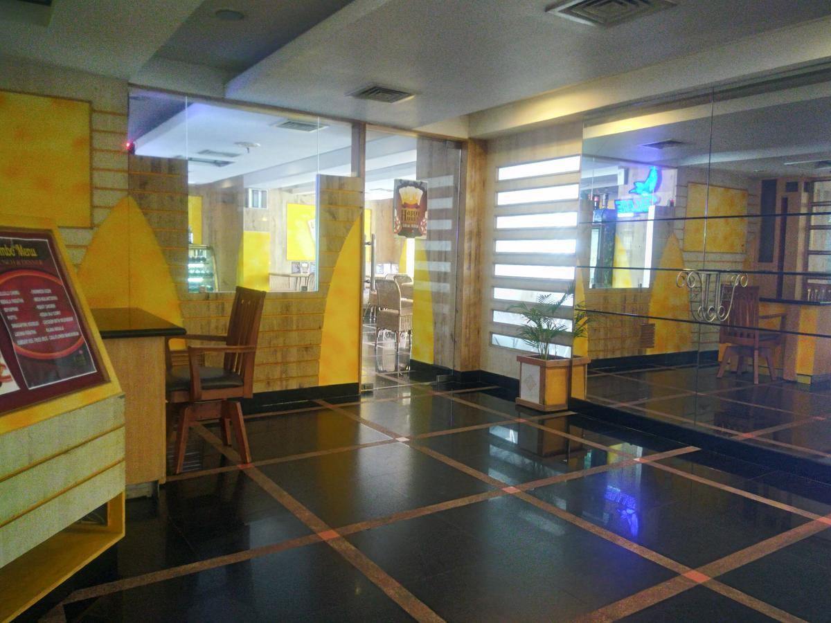 Lotus 8 Hotel 니둠바서리 외부 사진