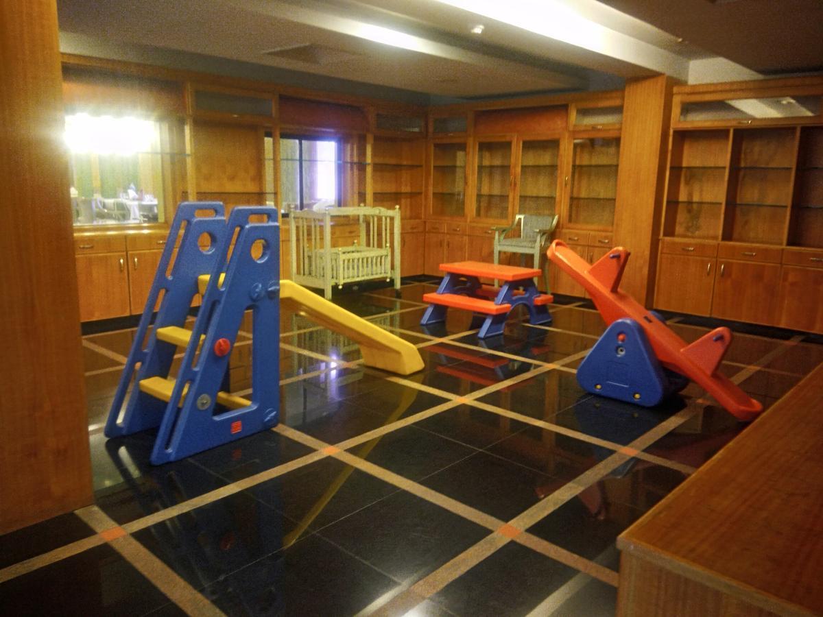 Lotus 8 Hotel 니둠바서리 외부 사진