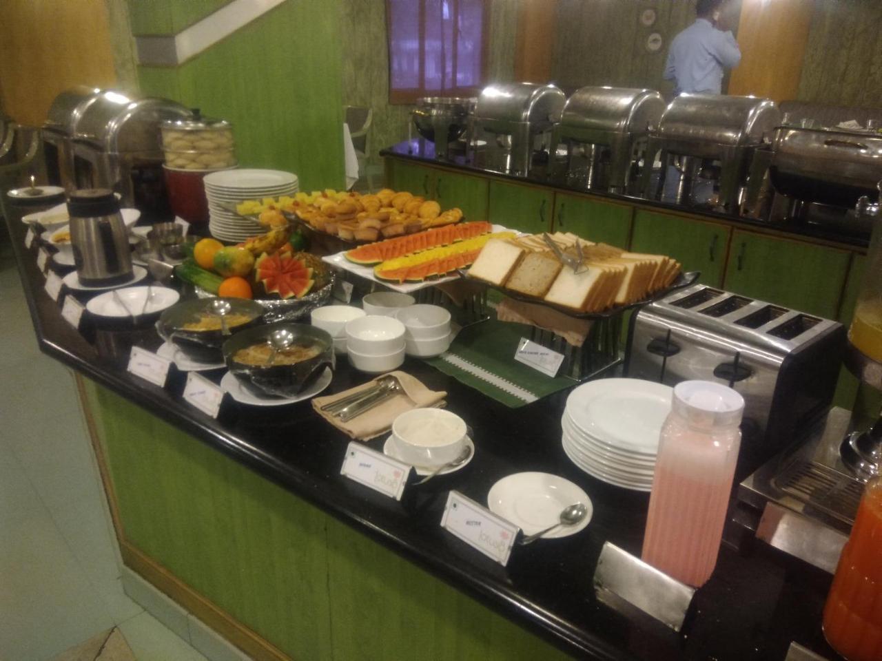 Lotus 8 Hotel 니둠바서리 외부 사진