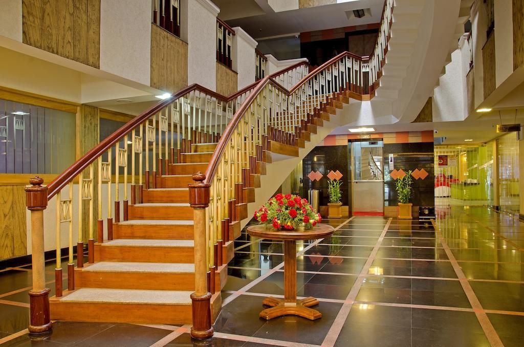 Lotus 8 Hotel 니둠바서리 외부 사진