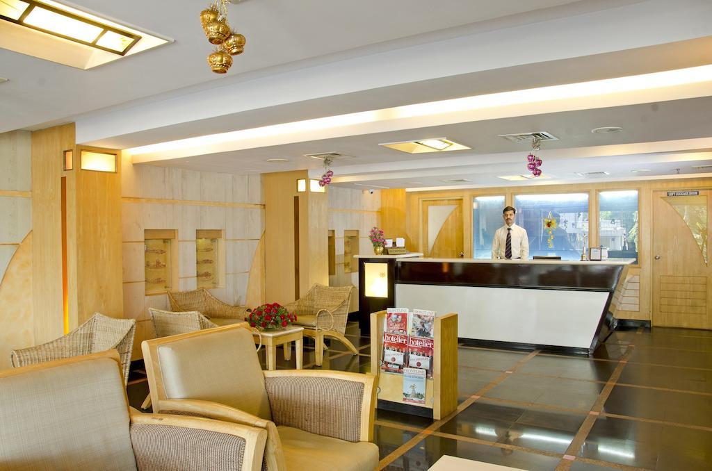 Lotus 8 Hotel 니둠바서리 외부 사진