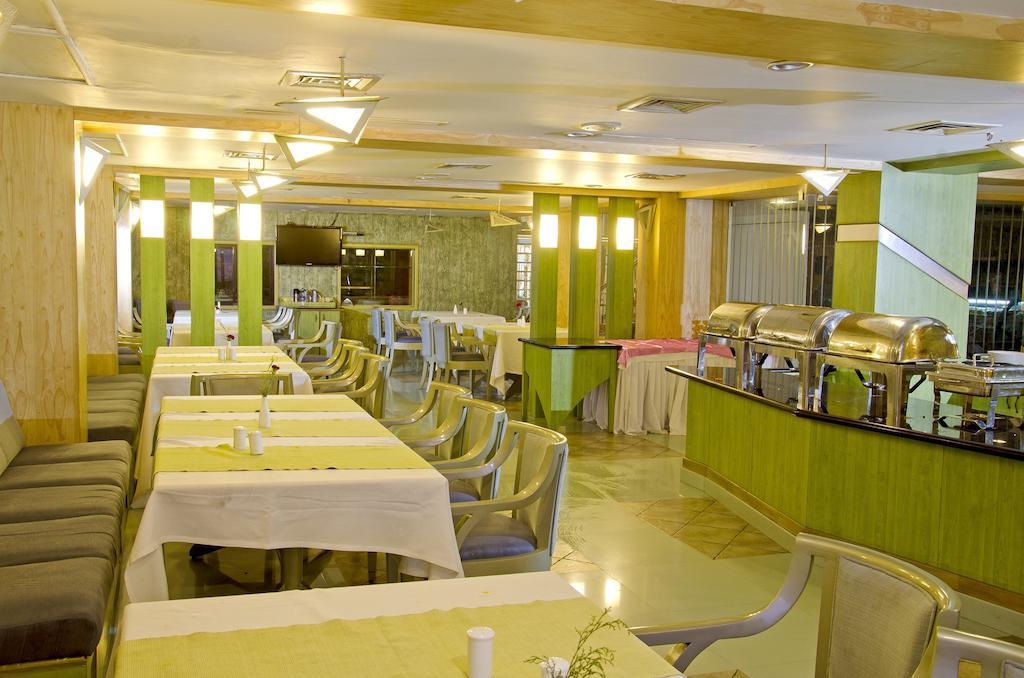 Lotus 8 Hotel 니둠바서리 외부 사진
