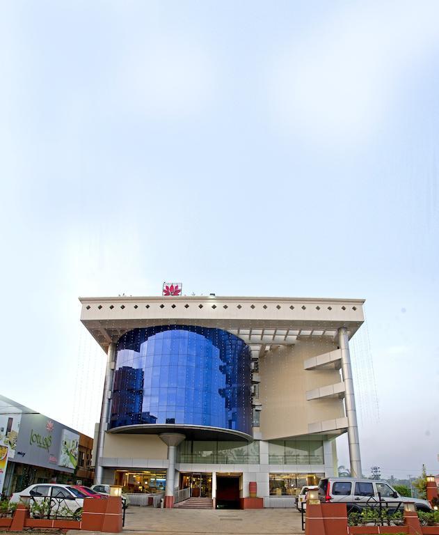 Lotus 8 Hotel 니둠바서리 외부 사진