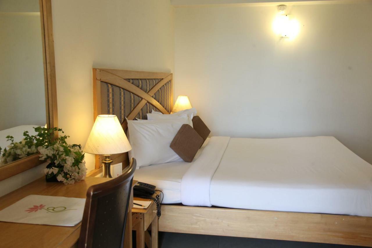Lotus 8 Hotel 니둠바서리 외부 사진